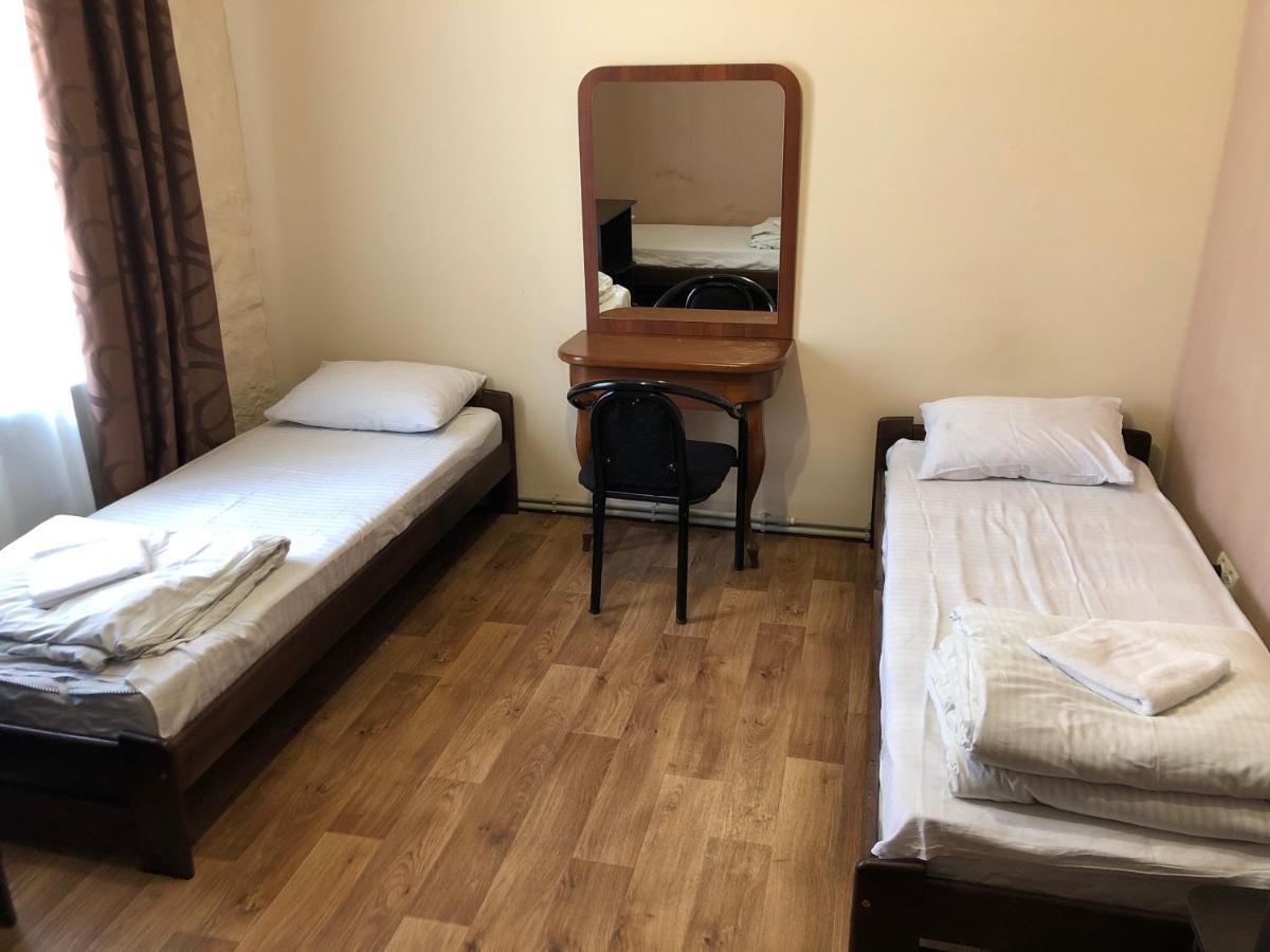 Односпальне ліжко у загальному жіночому номері